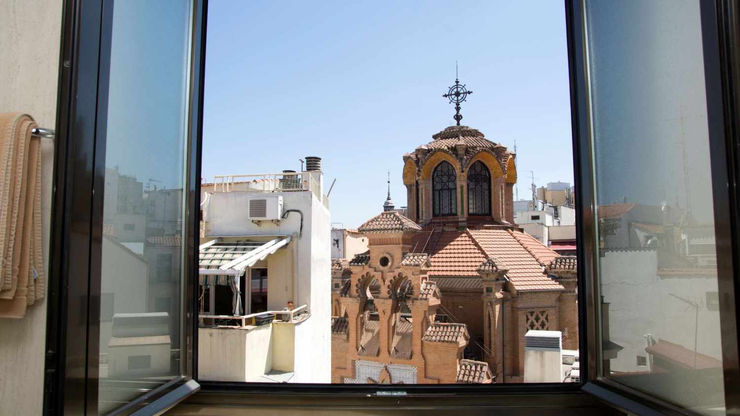 LiggingDit hotel heeft een uitstekende ligging in het hart van het centrum van Madrid