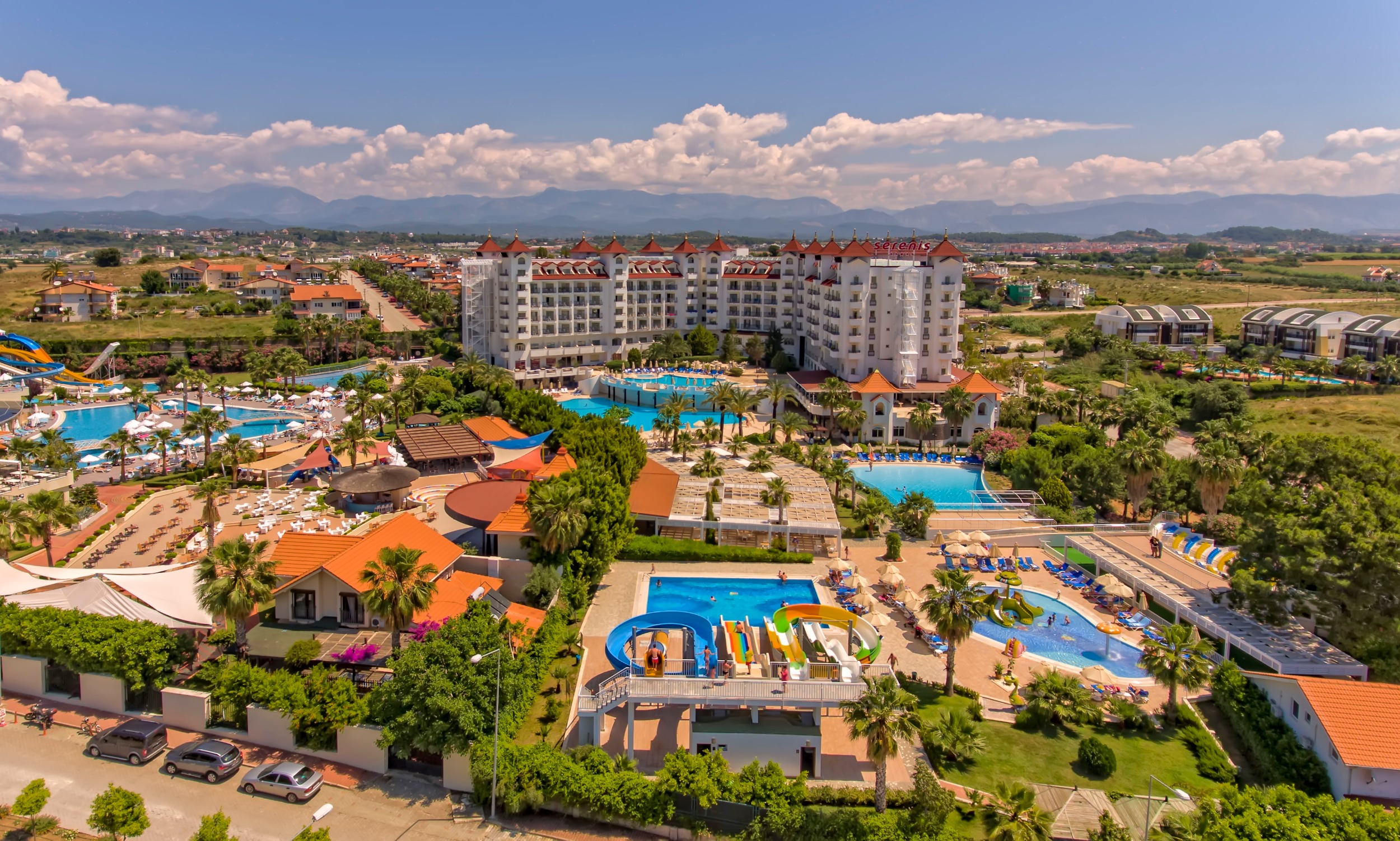 LiggingHet hotel ligt op ongeveer 1 km van een langgerekt zandstrand. Je kunt er naartoe wandelen of gebruikmaken van de shuttleservice (mogelijk tegen betaling). Het centrum van Side bevind zich op zo'n 5KM afstand. HotelfaciliteitenWaterpret staat centraal bij Serenis Hotel. Er is een groot zwembad