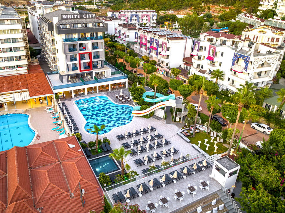 LiggingWhite City Beach Hotel ligt vrijwel direct aan het strand