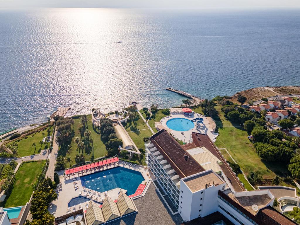 LiggingGrand Hotel Ontur ligt op slechts ca. 50 meter van een privé zandstrand. Naar de plaats Dalyan is het ongeveer 4 km. De transfer naar de luchthaven van Izmir duurt ongeveer 90 min.HotelfaciliteitenHet hotel beschikt over ca. 200 kamers en biedt faciliteiten zoals een 24-uursreceptie