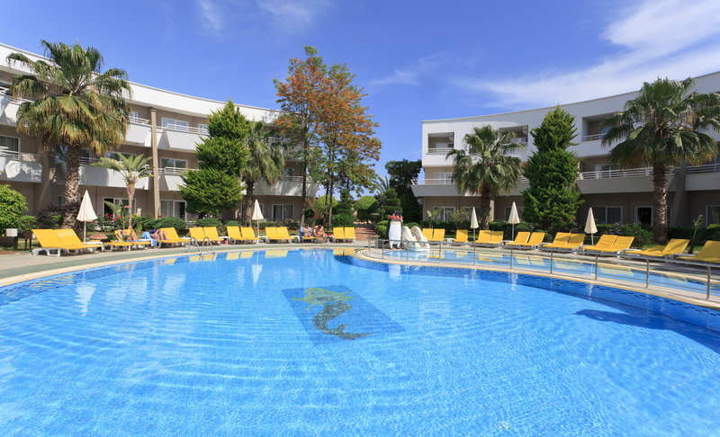 LiggingClub Mermaid Village ligt op ca. 700 meter van een privéstrand aan de Turkse Rivièra. Je bereikt het strand eenvoudig via een ondergrondse tunnel of met de gratis shuttleservice van het hotel. De levendige badplaats Alanya ligt op ongeveer 20 km afstand.HotelfaciliteitenHet hotel beschikt over meerdere zwembaden