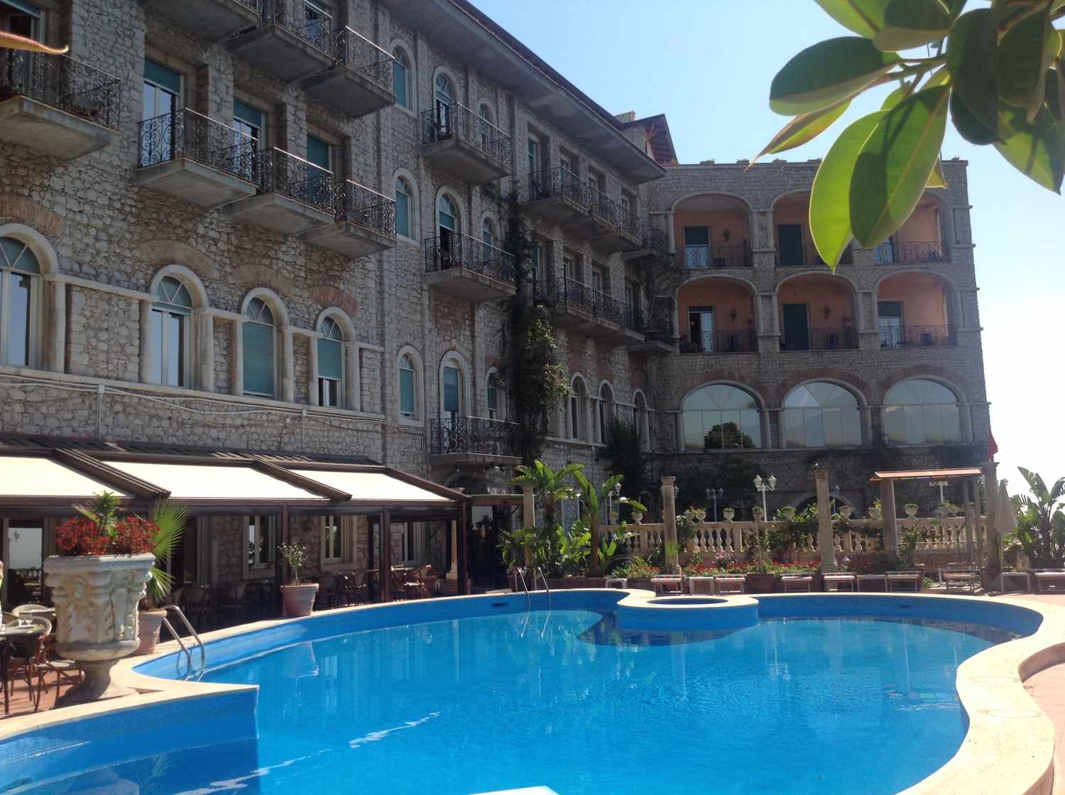 LiggingTaormina Park Hotel geniet een van de beste locaties in Taormina: het ligt op slechts enkele minuten wandelen van het bekende Stretto Gardens en het Griekse theater