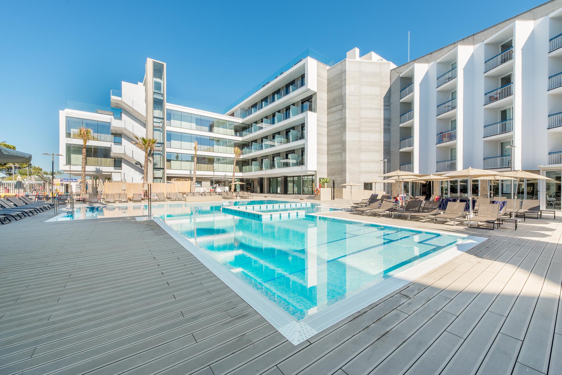 LiggingH10 Casa del Mar ligt direct aan de levendige boulevard van Santa Ponsa