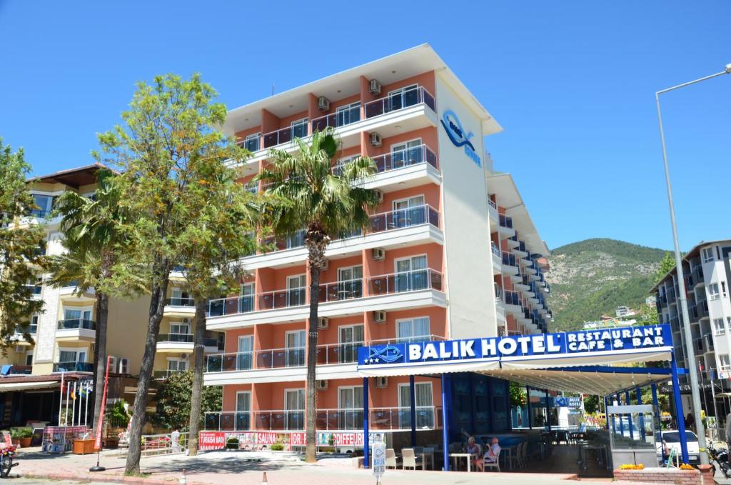 LiggingHet hotel ligt op slechts 1 km van het levendige centrum van Alanya en op 50 meter afstand van het strand. HotelfaciliteitenHet hotel beschikt over een buitenzwembad