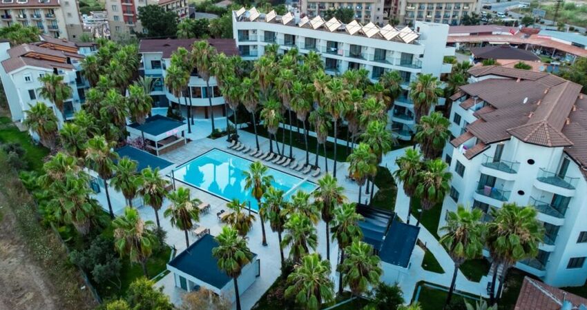 LiggingHet volledig gerenoveerde hotel ligt in het gezellige Colakli