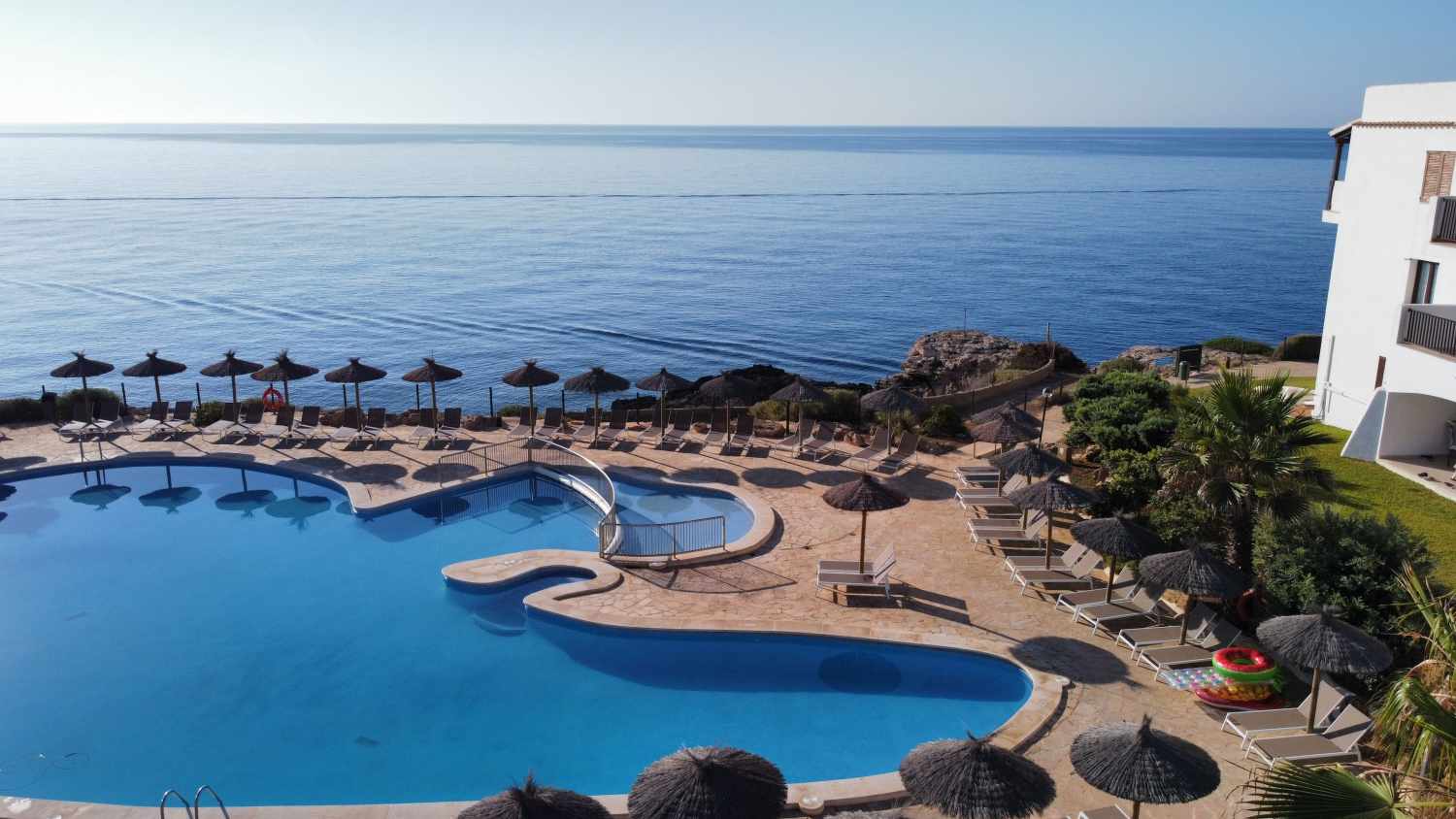 LiggingAlua Suites Las Rocas is een 4-sterrenhotel gelegen in het rustige Cala d'Or