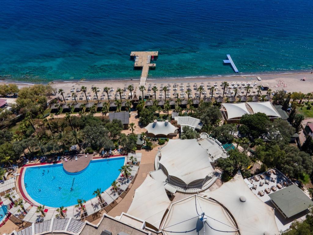 LiggingLatanya Park Resort ligt direct aan het strand in een rustige omgeving aan de Turkse kust. De stad Bodrum ligt op zo'n 14 km en is gemakkelijk te bereiken met de dolmus of een taxi. HotelfaciliteitenIn de tuin van het resort ligt een zwembad