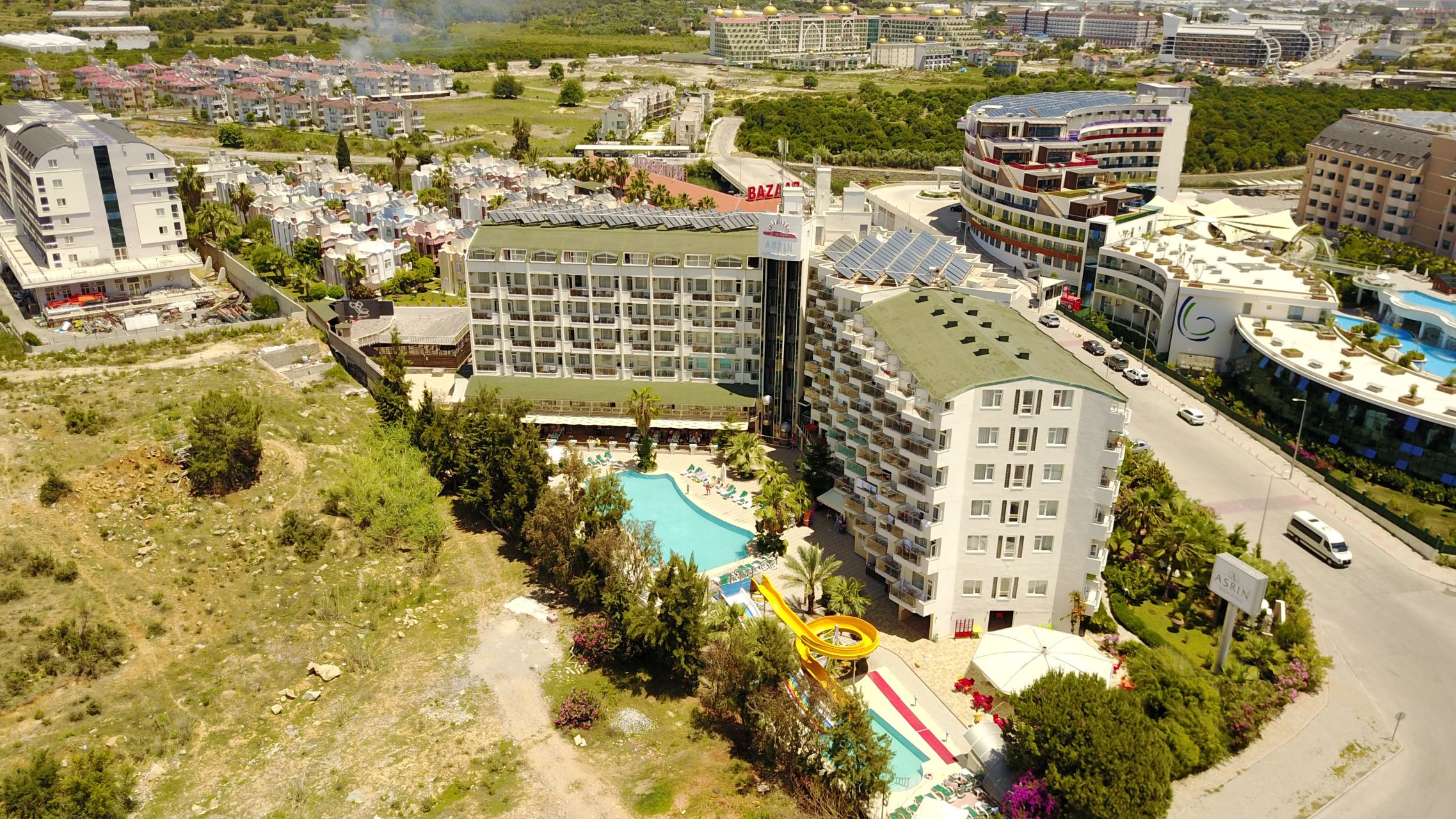 LiggingAsrin Beach Hotel ligt op loopafstand van het strand. De levendige badplaats Alanya ligt op ongeveer 20 kilometer afstand.HotelfaciliteitenHet hotel beschikt over een zoetwaterzwembad met ligbedden en parasols. Voor kinderen is er een apart kinderbad. Daarnaast zijn er sportfaciliteiten zoals beachvolleybal