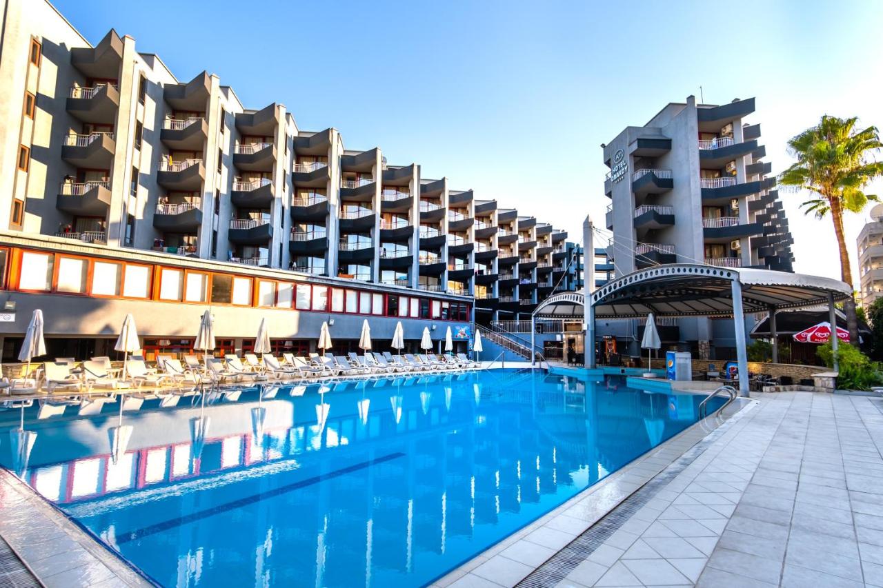 LiggingA11 Hotel Obaköy ligt op een geweldige locatie en bied directe toegang tot een privéstrand