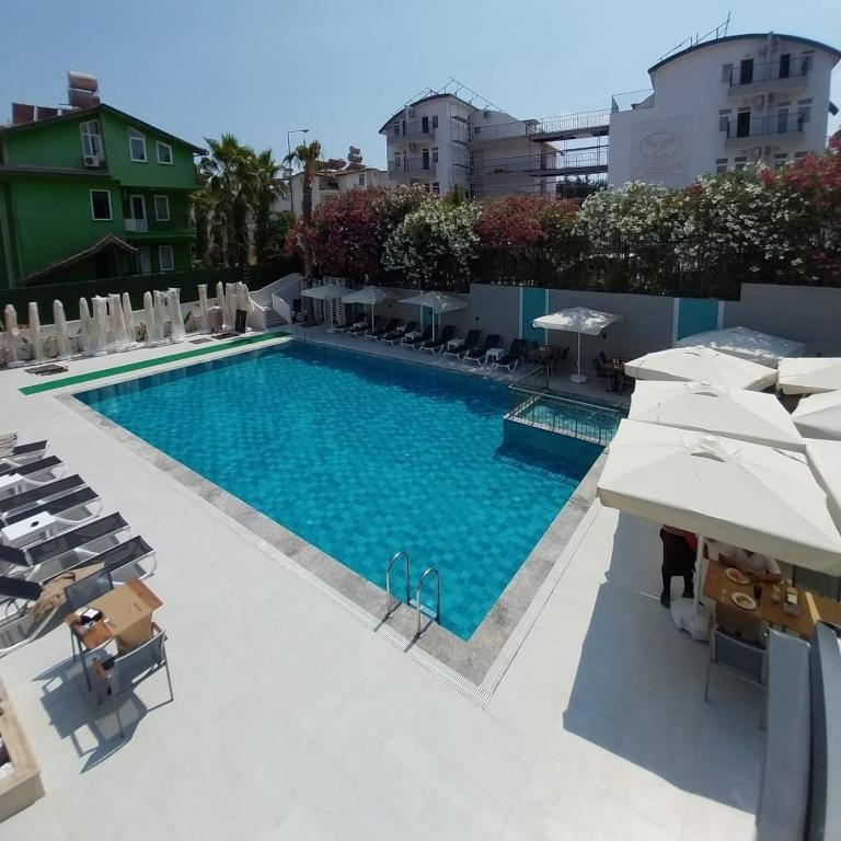 LiggingKumkoy Beach ligt op slechts 15 minuten lopen van het hotel. Het centrum van Side ligt op zo'n 3 km afstand. HotelfaciliteitenHet hotel beschikt over een buiten zwembad. Voor ontspanning kunnen gasten gebruik maken van de sauna of een potje darten. ALESSIA HOTEL & SPA biedt ook de mogelijkheid om fietsen of een auto te huren