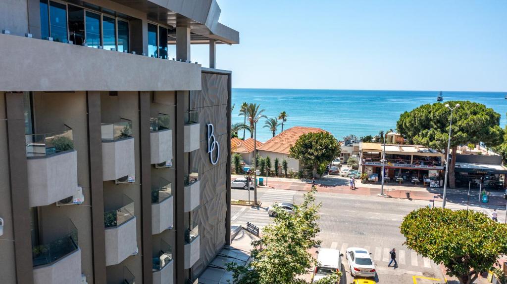 LiggingDit smaakvol ingerichte hotel bevindt zich in het centrum van Alanya en wordt slechts door een straat langs de kust van het schitterende zandstrand gescheiden. Op loopafstand zijn diverse restaurants en bars te vinden. HotelfaciliteitenEr is een wellnesscentrum. Hier maak je gebruik van de jacuzzi en sauna. Tegen betaling boek je een massage. Andere faciliteiten zijn onder andere een lobby met 24-uurs receptie