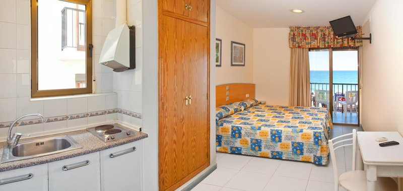 LiggingDit appartementencomplex ligt in de oude binnenstad van Benidorm. Het zusterhotel ligt op slechts ca. 50 m afstand. De gasten van het appartementencomplex kunnen gebruik maken van alle voorzieningen van het zusterhotel. Het is slechts enkele stappen lopen naar Playa de Levante. Daar zijn er tal van mogelijkheden om te winkelen