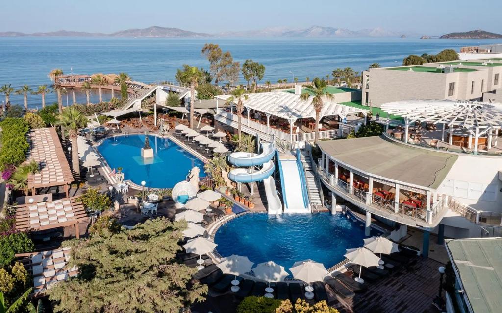 LiggingGolden Beach Resort & Spa ligt op slechts 7 minuten wandelen van het populaire Fener Beach. De stad Bodrum ligt op zo'n 18KM. HotelfaciliteitenDit hotel biedt alles voor een comfortabel verblijf aan de Turkse kust