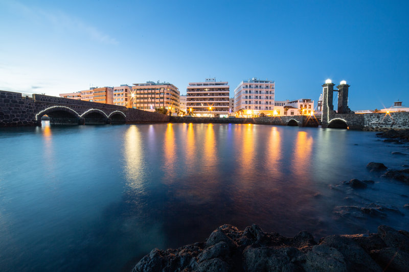 LiggingHotel Miramar ligt direct aan zee in het zakelijke centrum van de oude stadskern van Arrecife