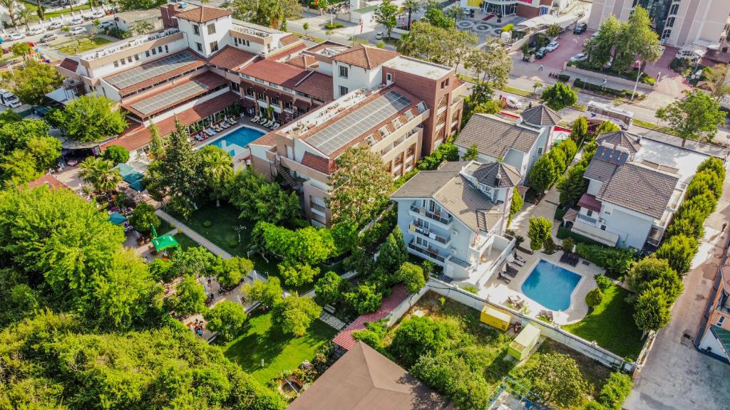 LiggingDit hotel in Kemer is ideaal voor een zonnige strandvakantie en ligt op slechts 250 meter van een kiezelstrand. Het centrum van Kemer