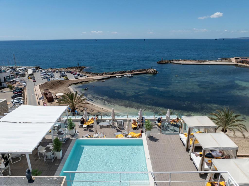 LiggingBQ Aguamarina Boutique Hotel is gelegen aan het kleine zandstrand van Cala Estancia in de badplaats Can Pastilla op Mallorca. Het hotel bevindt zich direct aan zee