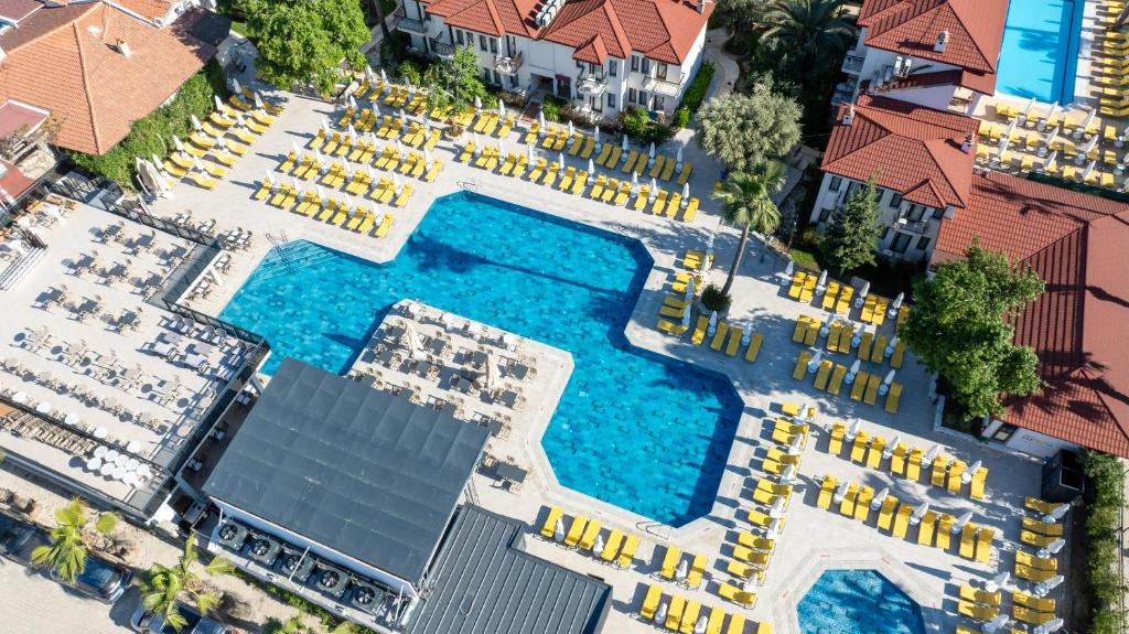 LiggingDit ecohotel en clubressort bevindt zich direct in het toeristische centrum van Fethiye. Het openbaar vervoer vindt u in de onmiddellijke omgeving. Tal van winkelmogelijkheden alsmede verschillende bars