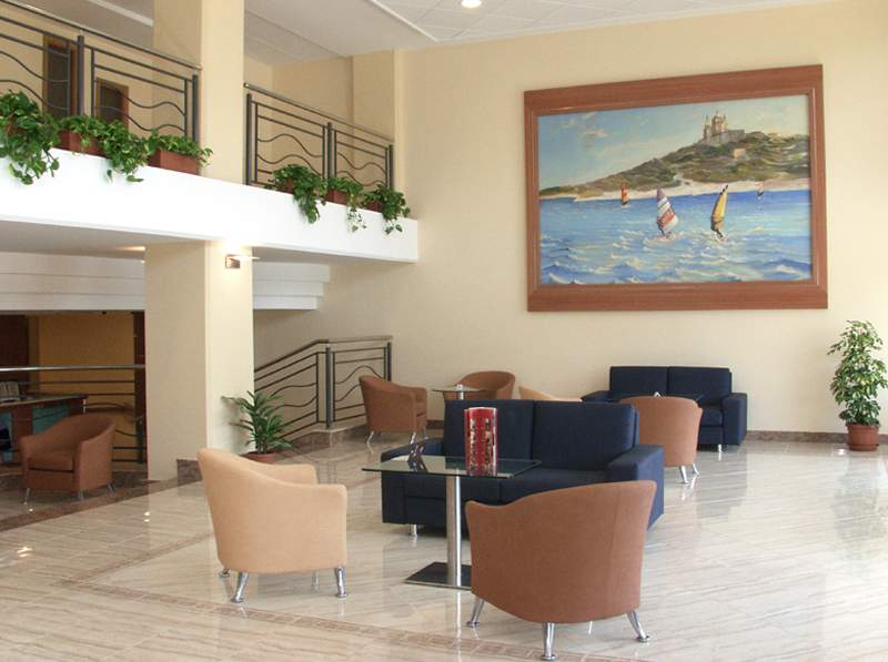 LiggingDe pittoreske stad Mellieħa ligt op de top van een heuvel