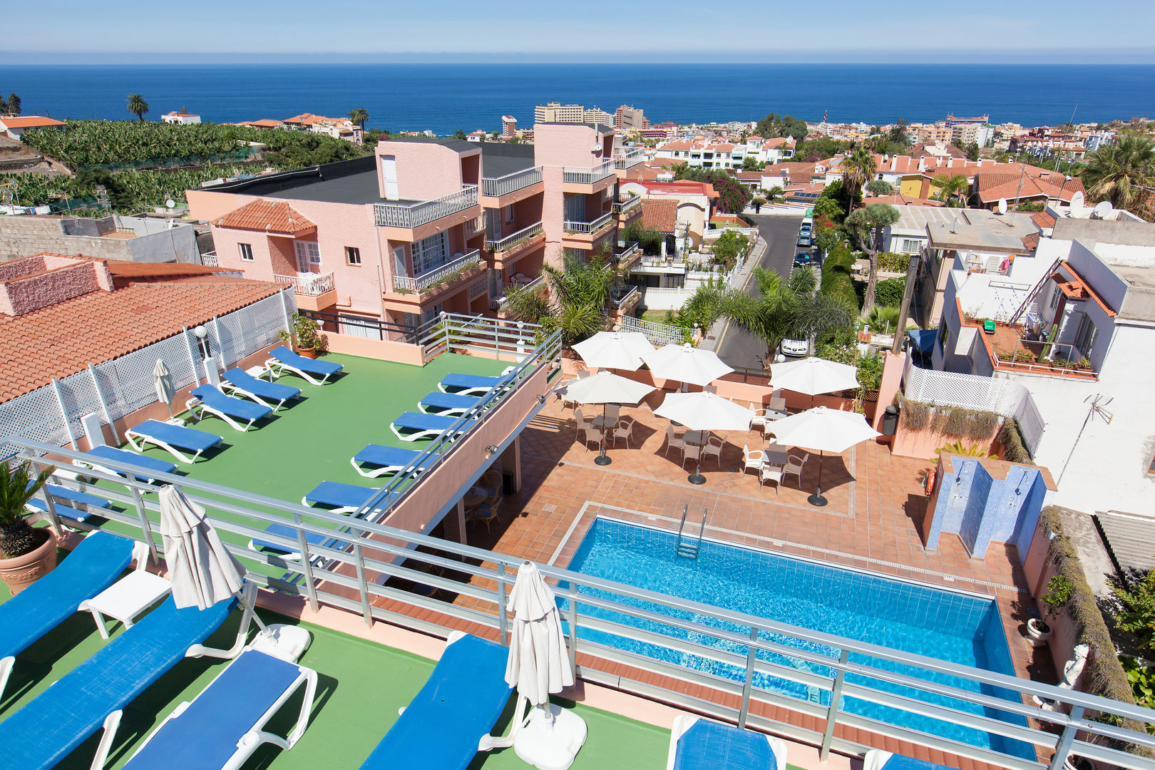 LiggingHet hotel ligt in de rustige wijk San Antonio