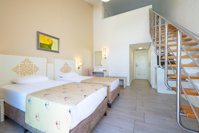 LiggingHet hotel ligt op 50 meter van strand van Side en ligt op slechts 80 km van de luchthaven van Antalya en 85 km van het centrum van Antalya. HotelfaciliteitenIn het hotel werd 2019 opgeknapt. Graag heet het resort de gasten in een hotel met 6 verdiepingen met een lift en 801 niet-rokerskamers welkom. Het meertalig personeel bij de receptie in de ontvangsthal is hulpvaardig bij het in- en uitchecken. De gasten van het verblijf ontvangen bij aankomst een welkomstdrankje. Een bagagedepot