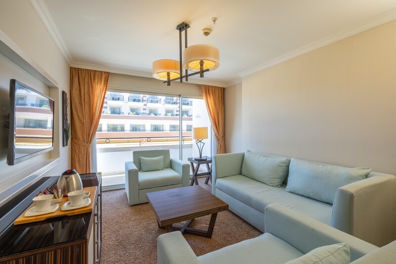 LiggingHet hotel ligt op ongeveer 75 meter van het strand van Kemer. Restaurants