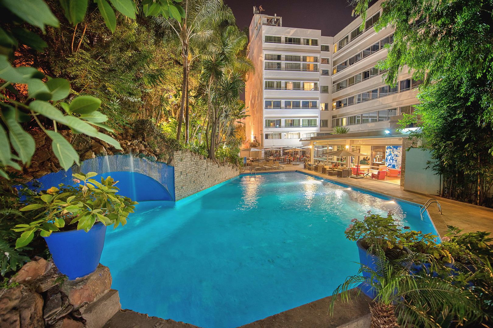 LiggingMarina Bay City Center ligt aan de promenade van de baai van Tanger