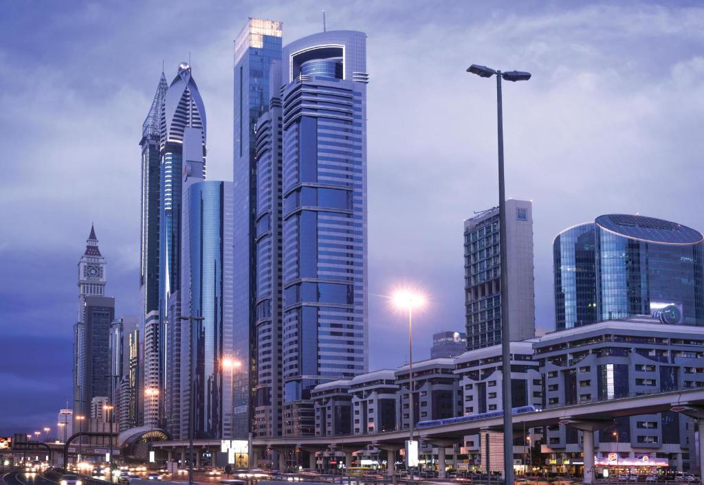 LiggingCarlton Downtown Hotel ligt aan de Sheikh Zayed Road