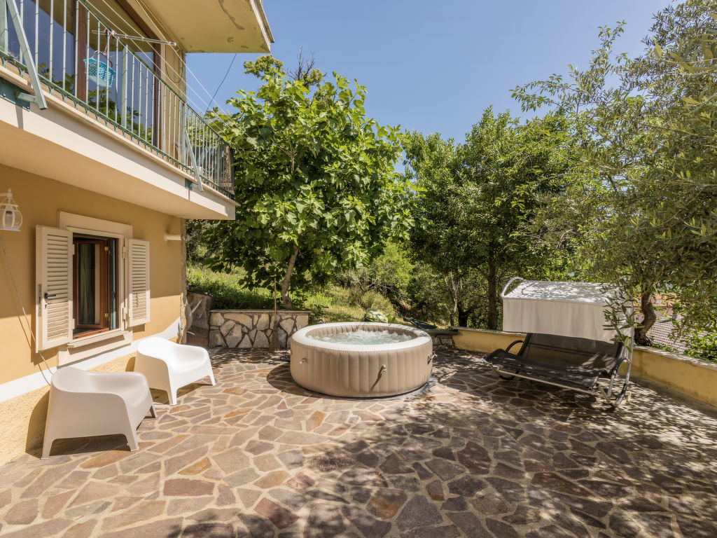 Dimora Lucretili | Boeken bij Flickmyhouse