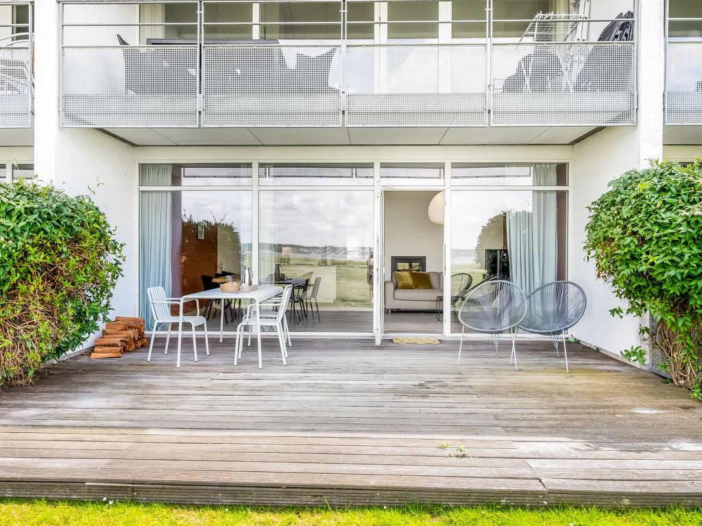 "Arian" - 25m from the sea | Boeken bij Flickmyhouse