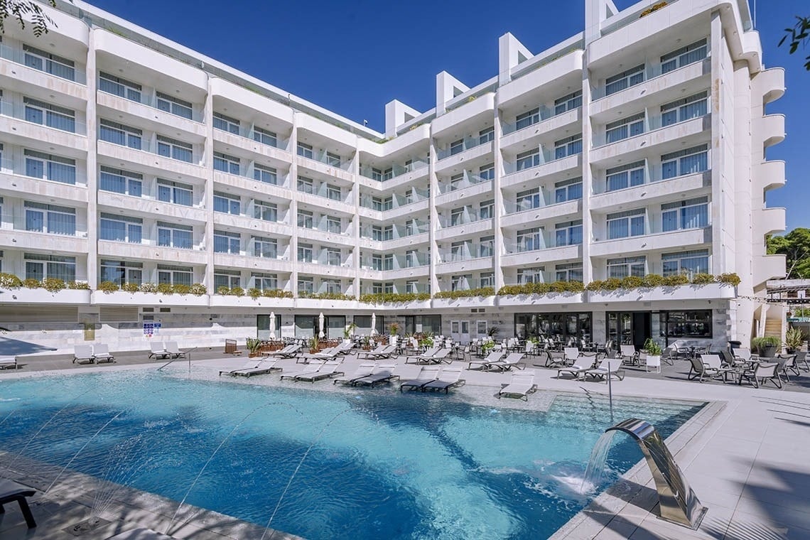 LiggingOlympus Palace ligt in het hart van het centrum van Salou