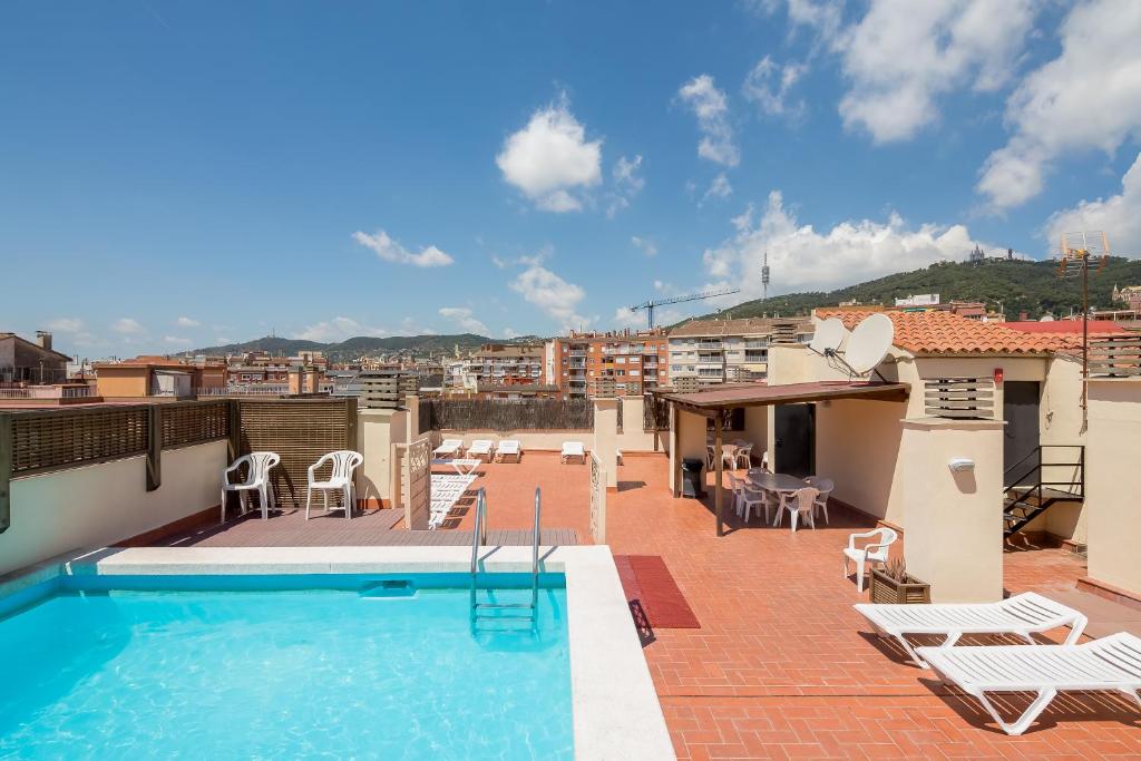 Ontdek de Perfecte Getaway: Ervaar het Ultieme Comfort bij Aparthotel Bertran in Barcelona  Ontdek Aparthotel Bertran in Barcelona - Jouw Tweede Thuis Van plan om naar Barcelona te gaan? Zoek niet verder! Dompel jezelf onder in luxe en gemak bij Aparthotel Bertran. Boek nu jouw verblijf tegen de beste tarieven voor een onvergetelijke vakantie.  Omarm de Charme van Aparthotel Bertran Droom je van een betoverende ontsnapping naar de bruisende stad Barcelona? Stel je een plek voor waar je kunt genieten van de schoonheid van de stad terwijl je je onderdompelt in het comfort van je eigen ruimte. Aparthotel Bertran biedt de perfecte mix van elegantie