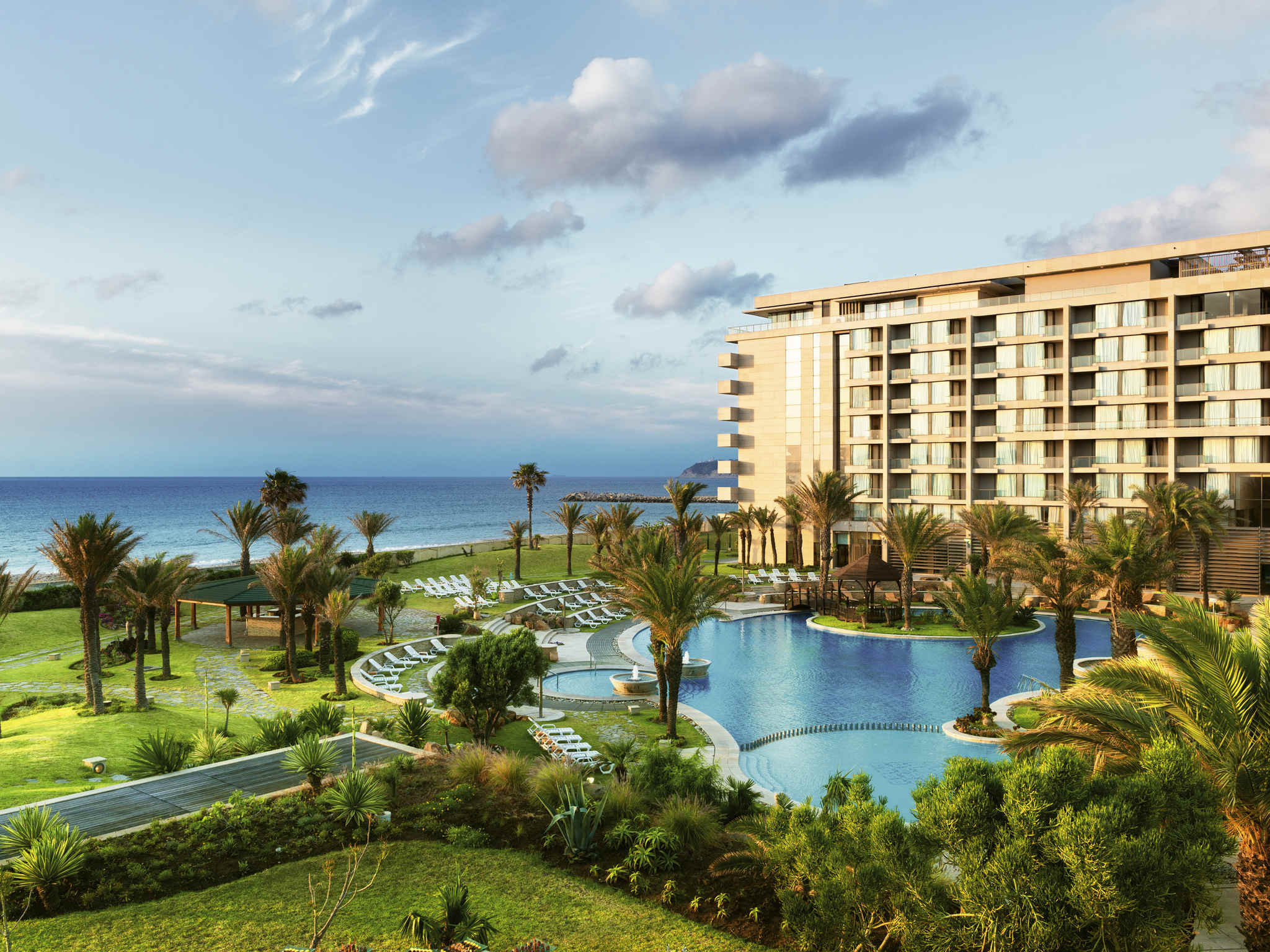 LiggingGelegen aan de baai van Malabata met panoramisch uitzicht op de Straat van Gibraltar