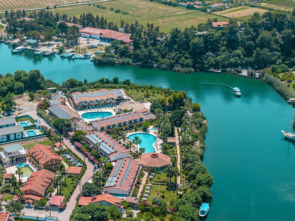 LiggingPerfect voor volwassenen die in de vakantie onder elkaar willen zijn ligt het boetiekhotel op ongeveer 8 km van het centrum van Dalyan. De dichtstbijzijnde luchthaven is Dalaman (DLM)