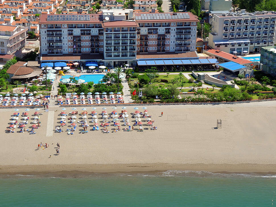 LiggingClub Cactus Paradise ligt direct aan het strand. Op korte afstand vind je het Yali-Castle-Aquapark