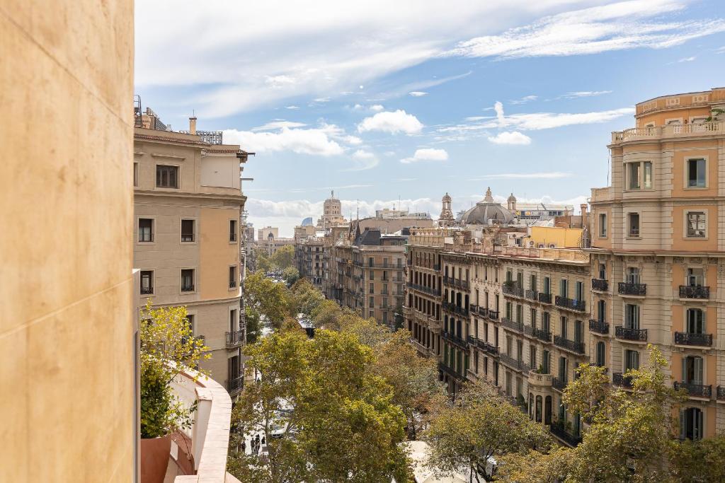 LiggingDit verblijf heet de gasten in Barcelona welkom. HotelfaciliteitenHet vriendelijke personeel aan de receptie is graag bij alle vragen behulpzaam. De kluis bewaakt waardevol eigendom van de gasten. In het verblijf is Wi-Fi verkrijgbaar. Het verblijf beschikt over faciliteiten voor rolstoelgebruikers en een lift. Tot de aangeboden diensten horen een 24-uurs beveiligingsdienst