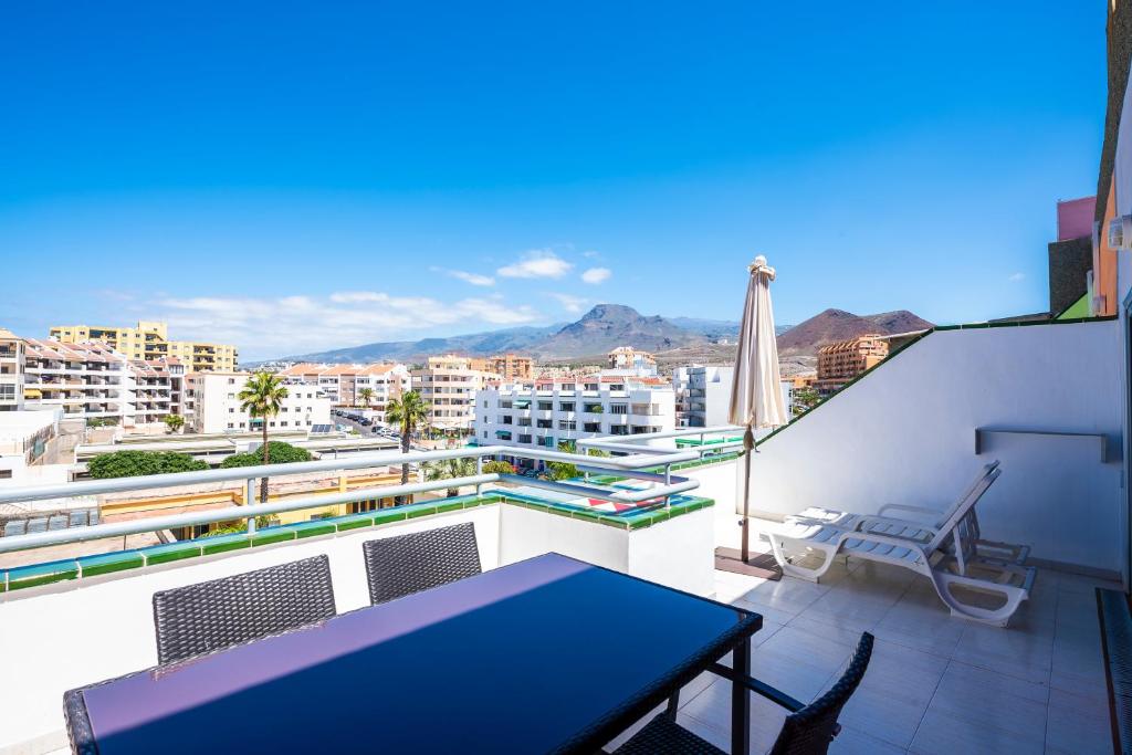 LiggingHet hotel bevindt zich in het centrum van Los Cristianos op Tenerife Zuid