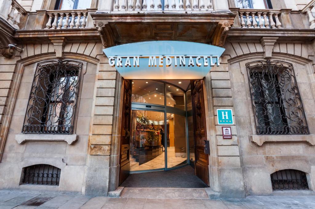 LiggingDit historische hotel ligt in de historische binnenstad van Barcelona en bevindt zich dichtbij de Ramblas. Op ongeveer 2 minuten lopen bevindt zich een bushalte; restaurants