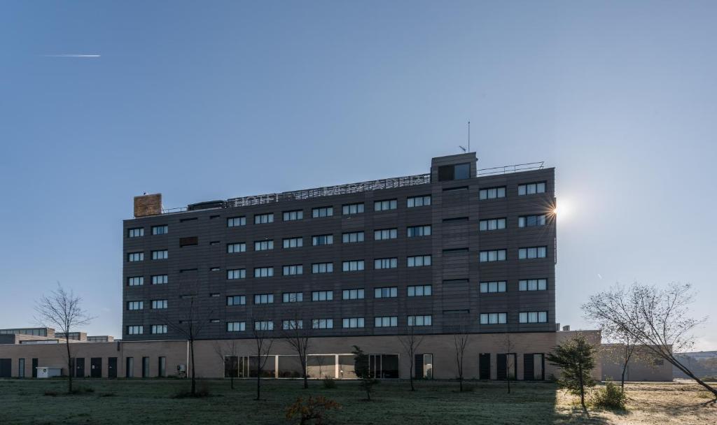 LiggingHoewel het hotel niet direct in het centrum ligt