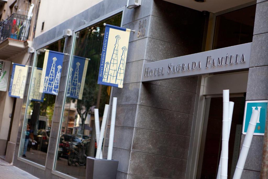 LiggingHet cityhotel ligt direct in een woon- en bedrijfsgebied en ligt vlakbij de bekende Sagrada Familia. Het hotel heeft een zeer goede verkeersverbinding met de binnenstad en andere delen van de stad met metro