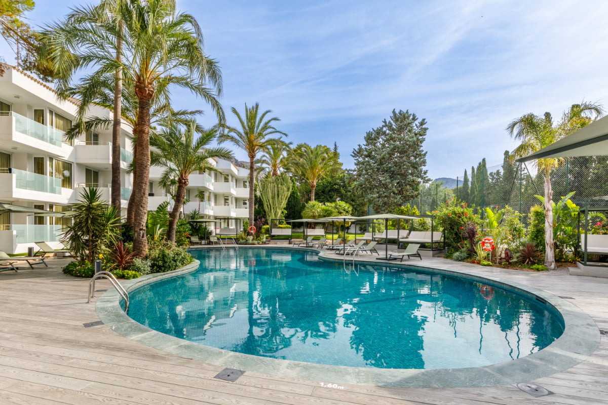 LiggingHoposa Illa d'Or bevindt zich aan de rustige promenade ('Pine Walk') van Port de Pollença in het noorden van Mallorca