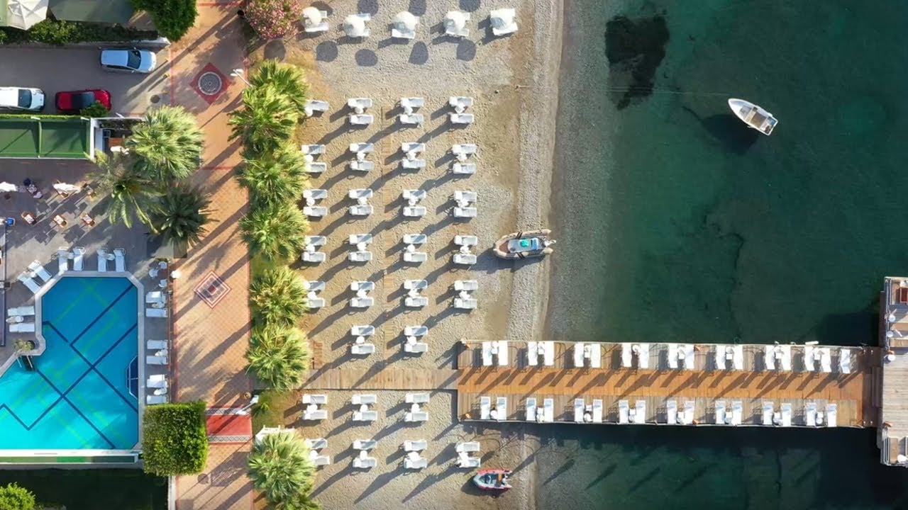 LiggingDit charmante hotel ligt direct aan het fijne kiezelstrand van Marmaris. Het wordt slechts door een voetgangerspromenade van het strand gescheiden. In de directe omgeving vindt u veelzijdige mogelijkheden om te winkelen en u te vermaken. HotelfaciliteitenCettia Beach Resort biedt een ideale plek voor een relaxte vakantie aan de Egeïsche Zee. Gelegen aan het strand