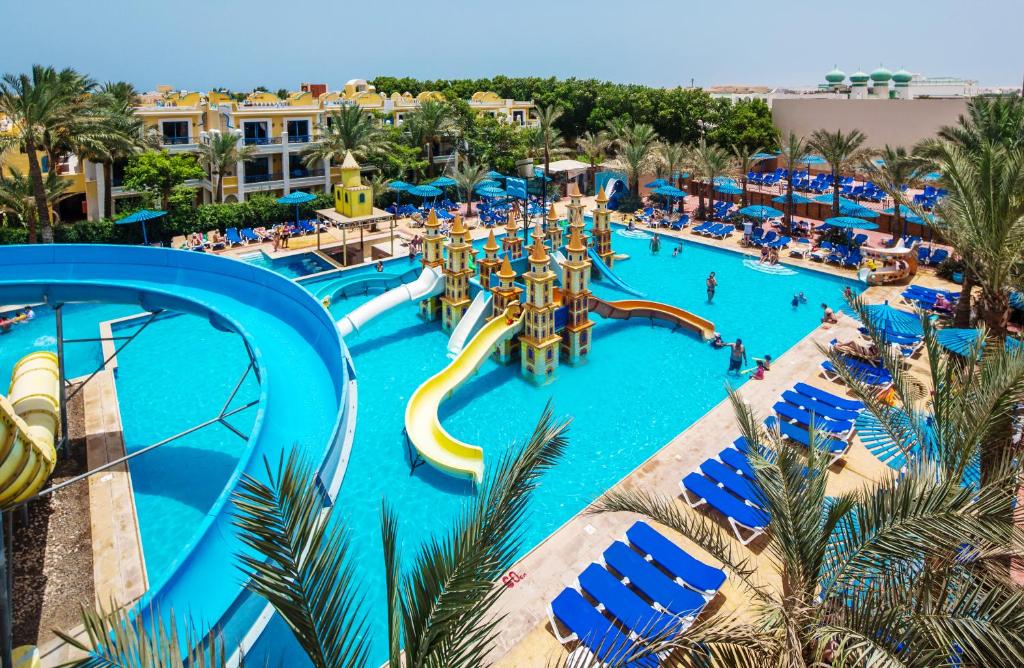 LiggingMirage Bay Resort & Aquapark ligt aan de Safaga Road in Hurghada