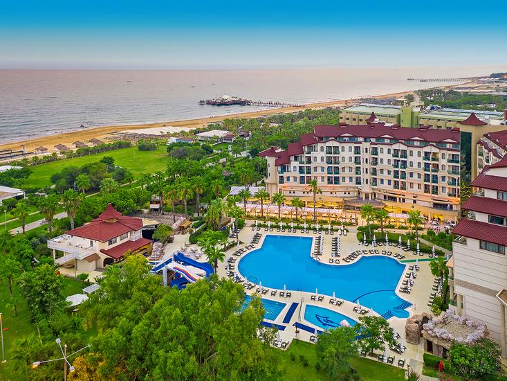 LiggingHet hotel ligt direct aan de voetgangerspromenade