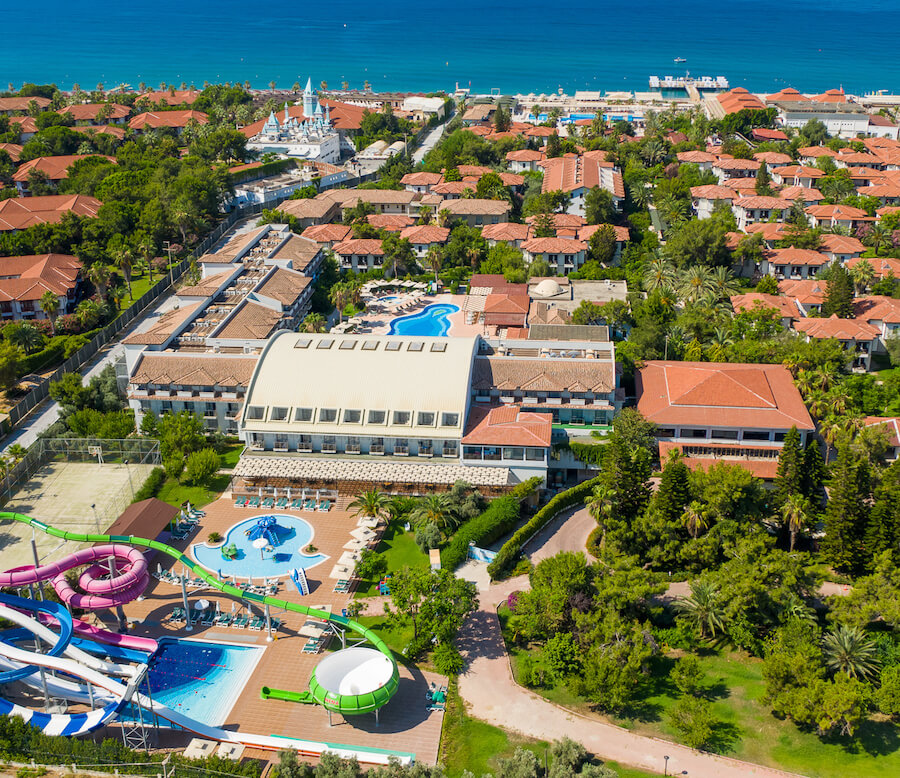 LiggingHet hotel ligt direct aan het strand. In de directe omgeving van Club Nena zijn diverse winkeltjes te vinden en op ongeveer twintig kilometer afstand ligt de gezellige havenstad Side. HotelfaciliteitenEr zijn drie zwembaden aanwezig bij Club Nena