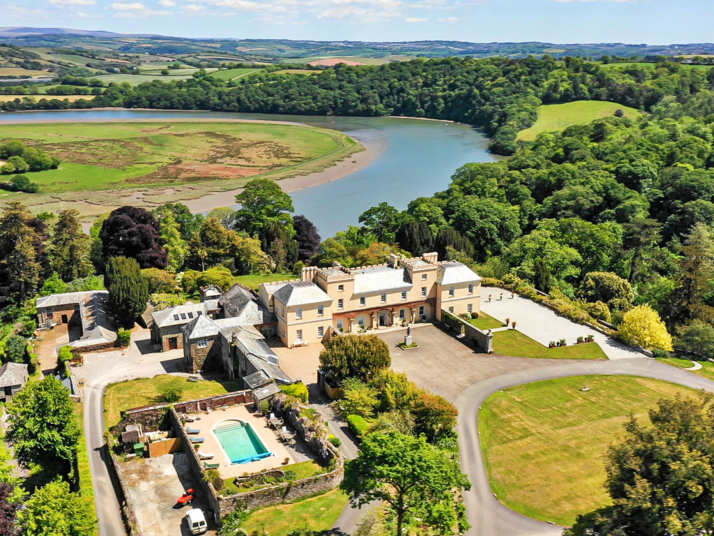 Historic Castle on River Tamar | Boeken bij Flickmyhouse