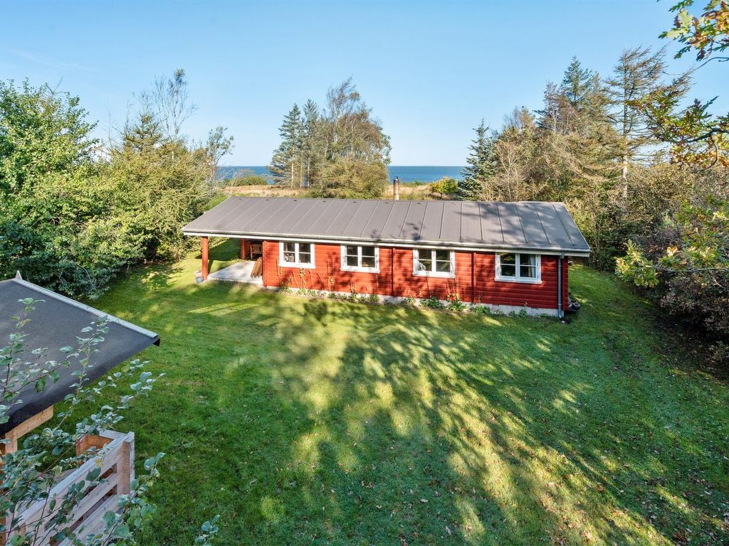 "Thrine" - 100m to the fjord | Boeken bij Flickmyhouse