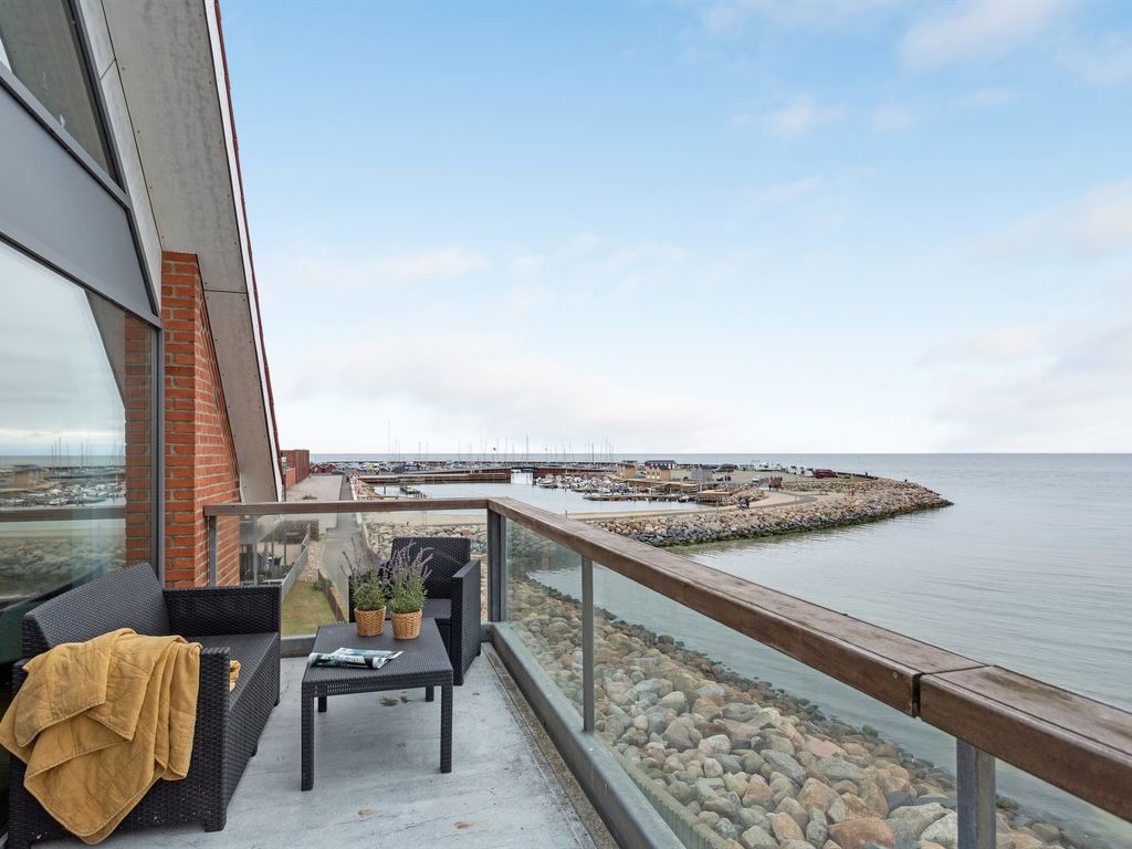 "Femme" - 15m from the sea | Boeken bij Flickmyhouse