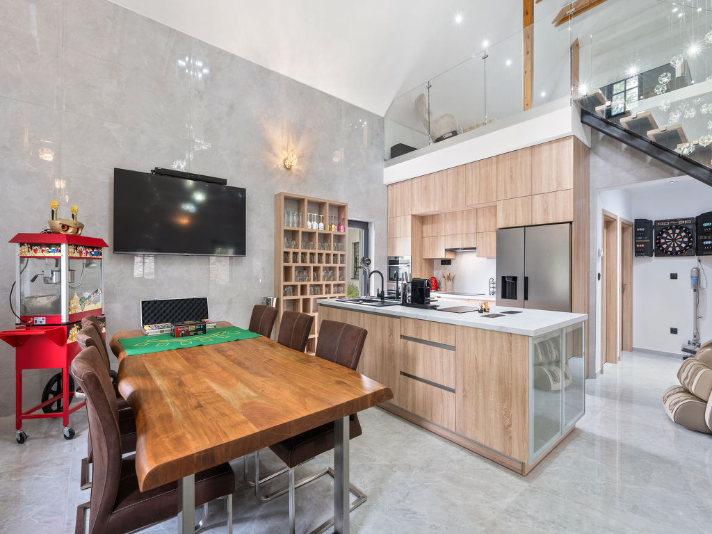 Party & Friends Villa | Boeken bij Flickmyhouse