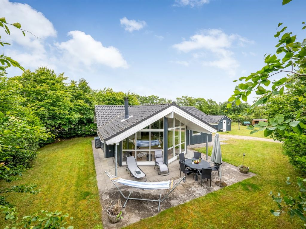 "Valentin" - 400m to the fjord | Boeken bij Flickmyhouse