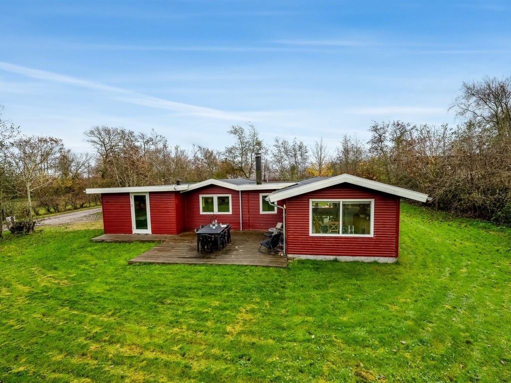 "Scarlet" - 400m to the fjord | Boeken bij Flickmyhouse